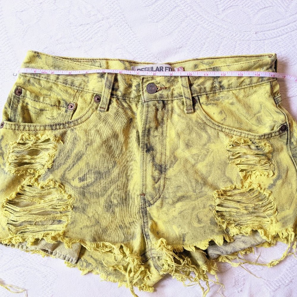 LEVI'S - 505 Frayed Cut-Off Yellow Swirl Shorts - Picture 7 of 10